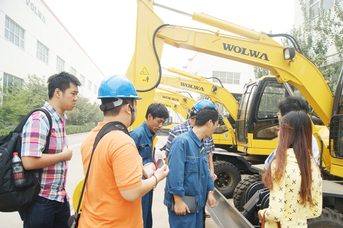 印尼客户考察沃尔华挖掘机