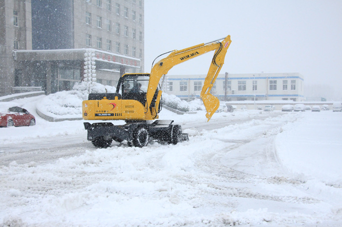 沃尔华挖掘机除雪